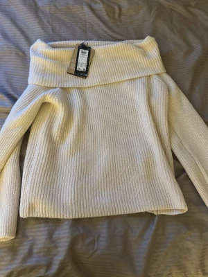 Off shoulder stickad tröja - Stickad off shoulder tröja från vero Moda som aldrig är använd i strl S💕