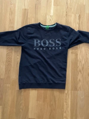 Hugo boss  - En Hugo boss sweatshirt, Storlek:S, bra kvalité och den har inga skador✅