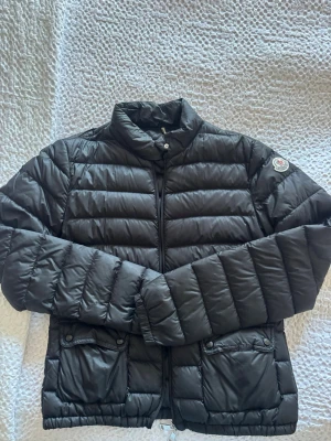 Svart dunjacka från Moncler - Dunjacka Monclear! Bra skick förutom det man ser på bild som är vid armbågen.  Storlek 2  Finns QR