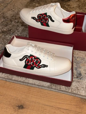  sneakers med orm - Helt nya perfekt inför sommaren bra pris och tar byten de är bara skriva om ni har några funderingar 