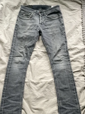 Gråa dondup George  - Gråa dondups, modell- skinny George, storlek 28 som innebär 28w och 32 i längd, mycket fint skick 