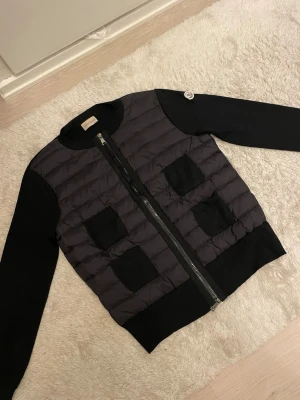 Moncler cardigan dam - Hjälper min syster sälja sin monclear cardigan som är endast testad.                            Hon säljer cardiganen då den tyvärr inte kommer till användning. Cardiganen skulle passa någon med storlek S-M.                               kan mötas upp i Stockholm eller fraktas. priset går att diskutera till 2000 vid snabb affär