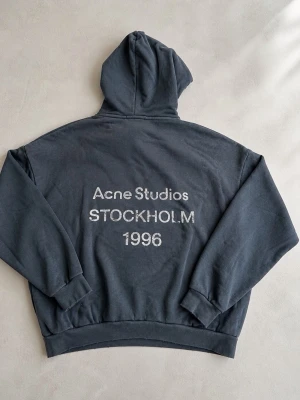 Navy hoodie Acne Studios - Hej säljer min Acne hoodie i nyskick, den är köpt på Acne Studios officiella hemsida. Storleken är S och den passar likt alla andra plagg från acne, det visa säga aning baggy/pösigt. Kvitto och all lämplig dokumentation finns tillgänglig. Tveka inte på att höra av er vid några som helst funderingar. 
