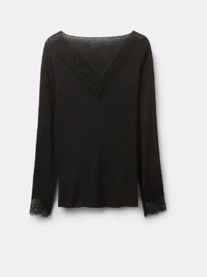 Topp med spets från Intimissimi  - Svart långärmad topp med v-ringning och fina spetsdetaljer längs halsringningen och ärmsluten. Perfekt för dig som gillar en stilren och elegant look🥂💗Liten defekt som inte märks. 
