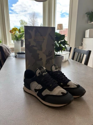 Valentino skor - •Skit snygga sneakers från Valentino Garavani!          •Perfekta nu till sommaren☀️                              •Äkta✅                                                                       •Strl 46                                                           •Kartong med mera följer med                          •Pris kan diskuteras vid snabb affär😊         •Säljer då de är för små för mig 