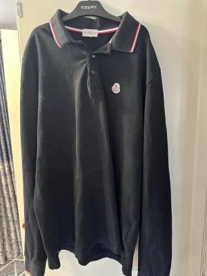 Sweatshirt  - se sista bilderna för att se färgen på tröjan, annars mycket fin inga konstigheter