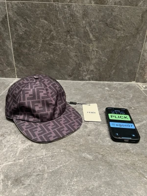 Fendi keps - Säljer en ass snygg svart Fendi keps i strlk M. Kepsen är sprillans ny och oanvänd, och sitter perfekt till sommaren. Hör av er vid minsta lilla fundering!