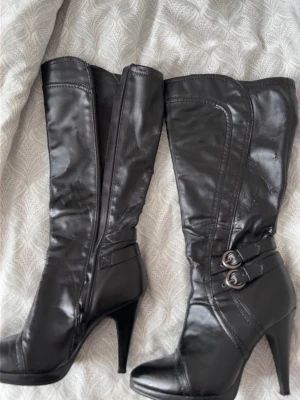 Boots/klackar - Säljer dessa boots som är köpta i USA❤️Det står storlek 37 i och under. Materialet kan fäller ibland har har lite sprickor på vissa ställen, därav låga priset