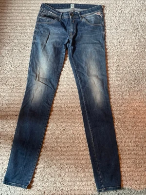 Blå slimfit jeans från replay  - Snygga slim jeans från replay inga defekter