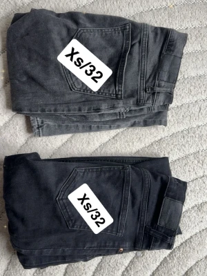 Båda för 100kr - Två par jeans i storlek XS/32, ett par i svart och ett par i mörkgrått. Båda är låg midja, bootcut jeans från Gina Tricot🌸