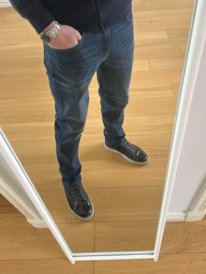 Lee Jeans - Tjena, säljer ett par riktigt schyssta Lee jeans i storlek 30/32, jeansen är i riktigt bra skick! Hör gärna av dig om du har några frågor!