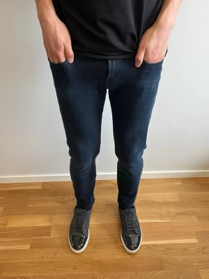 Replay anbass Jeans - Tja, Säljer dessa sjukt snygga Replay anbass Jeans! Mycket fint skick med små defekter på fickorna. ( kan vara slitningar från fabrik) Passar perfekt nu inför sommaren! Hör av er vid fler frågor🤝