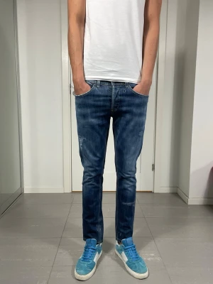 Dondup George Jeans - Säljer nu dessa Dondup George jeans med snygga slitningar i populär design, mått: 39,5 cm och ca 100 cm. skriv för fler bilder/frågor🙌🏼