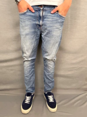 Nudie jeans - Säljer dessa sjukt feta nudie jeans! Size W31 L 28! Midja 42cm längd 95. Sjukt feta jeans i super fint skick! Finns en slitning på ena knät. Hör av dig vid frågor eller funderingar 🤩
