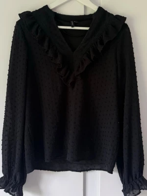 Svart blus - Svart blus med dots från VeroModa Storlek M! 🖤