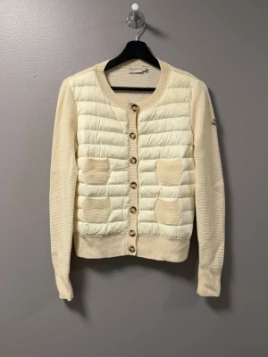 Moncler Cardigan - ‼️VI TAR EJ BYTEN‼️ Moncler Cardigan Jacka | Skick: 9/10 | Storlek Medium (M) | Fraktar inom 24H efter köp på köparens bekostnad 📦💨 | Hör av dig vid minsta fråga eller fundering 💭 