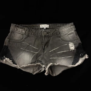 Lågmidjade jeansshorts  - Säljer ett par grå jeansshorts. Storlek M. Midjemått 82cm