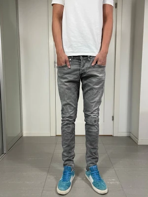 Dondup George Jeans  - Säljer nu dessa Dondup George Jeans med snygga slitningar i populär design, skriv för fler bilder/frågor🙌🏼