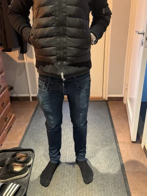 Svart dunjacka från Moncler - Svart moncler cardigan väldigt skön jacka och matchar med det mesta.