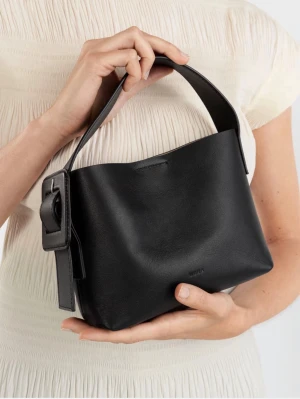 Svart handväska från Wera i läder - Stilren svart handväska från Wera i slätt läder med bred axelrem och dekorativt spänne på sidan. Väskan har en minimalistisk design och subtil logga framtill. Perfekt för dig som gillar en clean och modern look.