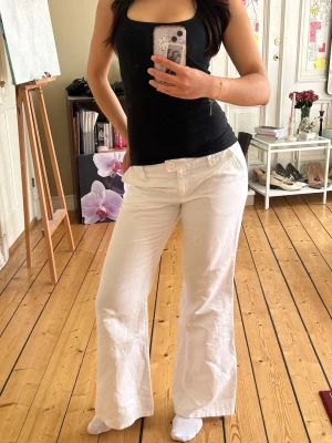 Lågmidjade vita linnebyxor  - Utsvängda vita linnebyxor med låg midja 🤍 Viss missfärgning och fläckar! Se bilder 🪽 Passar storlek S-M 🤍
