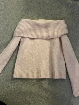 Ljusrosa off shoulder stickad tröja - TRYCK EJ KÖP DIREKT!!💗Superfin ljusrosa stickad tröja med bred off shoulder-krage och långa ärmar. Tröjan har ribbstickade detaljer vid krage, ärmslut och nederkant. Perfekt för dig som vill ha en mysig men ändå trendig look. Hör av dig vid intresse💗