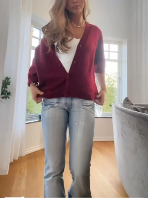 Ljusblå bootcut jeans med detaljer - Jättesnygga ljusblå bootcut jeans med slitningar och dekorativa sömmar vid fickorna. Älskar dom men passar tyvörr inte mig längre. Riktigt jeansmaterial. Stl XS/S