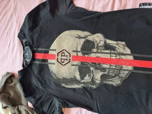Svart t-shirt med dödskalle från Philipp Plein - svart t-shirt från Philipp Plein. Passar S/M