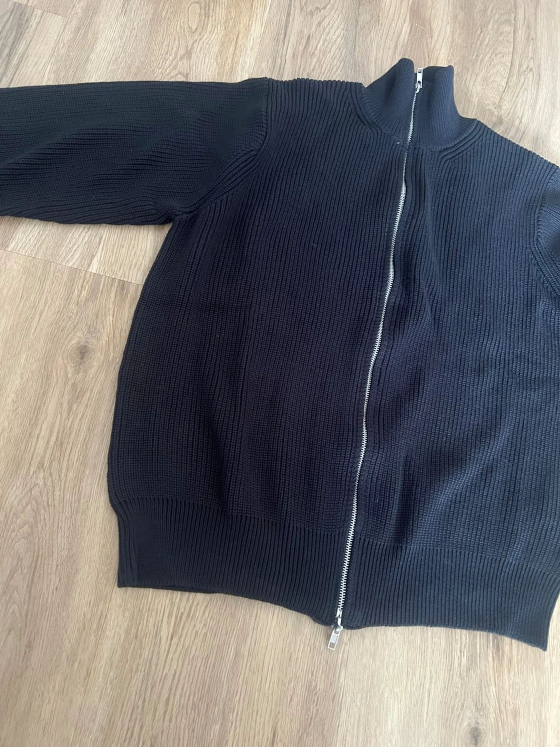 Svart stickad ziptröja med hög krage - 1