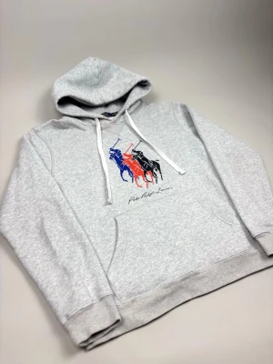 Polo Ralph Lauren "Big Pony" Hoodie - Polo Ralph Lauren "Big Pony" Hoodie | Modell: Big Pony | Skick: Använd (se bilder) | Nypris: 2499 kr | Storlek: M | Hör av dig vid minsta fundering eller fråga 📦