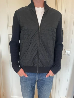 J Lindeberg Cardigan  - J Lindeberg cardigan i mycket bra skick. Perfekt för våren, sommaren och hösten! Bara att skriva vid frågor.