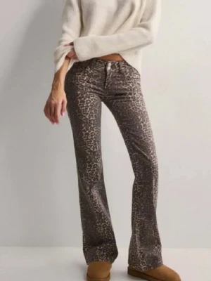 Bruna leopardmönstrade bootcut jeans - Säljer ett par bruna bootcut jeans med leopardmönster. Köpte från en annan säljare från Plick men hon skickade fel storlek, så jag kommer tyvärr inte kunna visa hur de sitter på då de ej passar mig. Men jag kan jättegärna skicka fler bilder om man skriver till mig privat!! ☺️💗