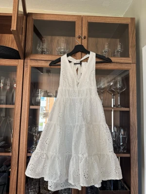 Vit broderad klänning - Söt vit klänning med broderade blommor och volanger. Klänningen har v-ringning, knytband på axlarna. Vilket gör den perfekt att styla hur man vill. Då du kan knyta banden som du vill ha dom. Perfekt för varma dagar som student eller midsommar. Jag köpte den till min student förra året. Men användes aldrig och glömde skicka tillbaka den. Jag tror den är köpt på tiktok shop. Men osäker🌸