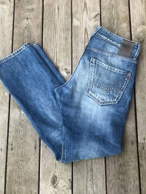 Replay Waitom - Säljer ett par riktigt snygga Replay Waitom. Storleken på jeansen är W30, L32. Passar XS/S/M. Perfekta till vardagslooken och passar till det mesta. Säljs för 599 kr pga att jag inte får användning av dem och nypris är 1500-1800kr 
