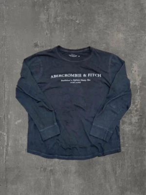 Abercrombie & Fitch sweatshirt  - En riktigt fett grå sweatshirt från Abercrombie & Fitch. Storlek S! Tröja är i mycket bra skick och passar till allt! Kontakta gärna oss om du har några frågor! Dessutom är priset ej hugget i sten!   Mvh saint ;)  