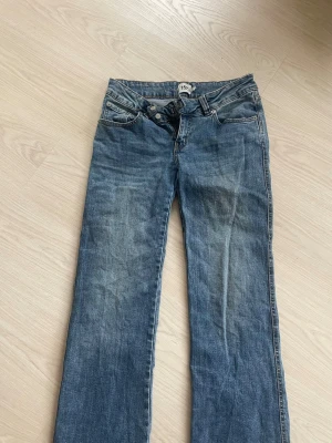 Blå bootcut jeans från Lager 157 - Lite slitna vid hälen men annars inga tydligare tecken på användning.