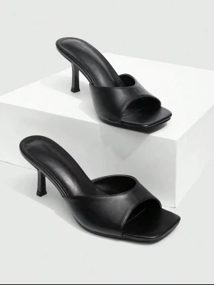 Klackar i nyskick🖤 - Stilrena svarta slip-in pumps med öppen tå och fyrkantig framdel. Skorna har en smal klack och bred rem över foten.