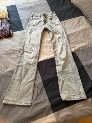 Ljusblå bootcut jeans - Säljer ett par ljusblå bootcut jeans med klassisk femficksdesign och dragkedjegylf. Jeansen har utsvängda ben och är tillverkade i denim. Perfekta för dig som gillar retrostil och vill ha ett par snygga jeans med lite extra attityd.