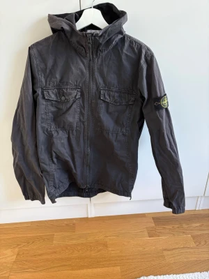 Svart vindjacka från Stone Island - Snygg svart tunn overshirt/ vindjacka ifrån Stone Island med luva