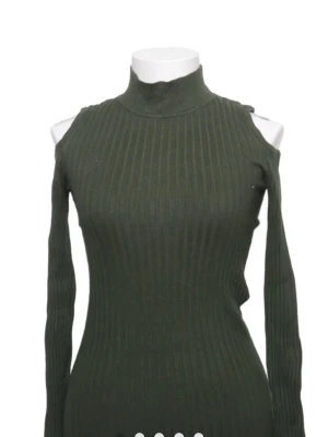 Mörkgrön ribbad långärmad klänning - Trendig mörkgrön ribbad klänning med lång ärm och hög hals. Klänningen har en tight passform och är axelbandslös på ena sidan för en cool och modern look. Perfekt för dig som gillar stilrena och unika detaljer.