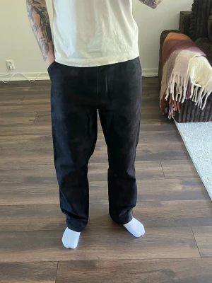 Spräckliga marinblå Carhartt work pants - - Har vanligtvis storlek S och är 180 lång