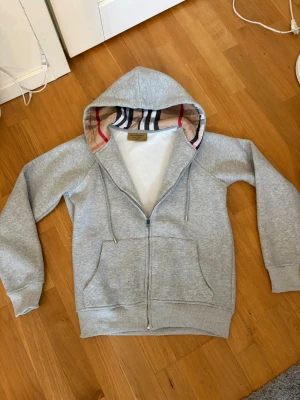 Burberry Hoodie - Säljer nu denna feta hoodie från Burberry i nyskick aldrig använd. Skickar med orginal tag Storlek XS. Kom med frågor och bud!