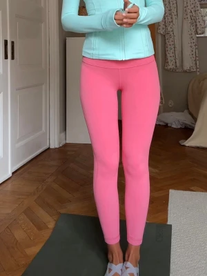 Lululemon tränings byxor  - Säljer dessa såååå snygga Lululemon tights i stolek 4 färgen går ej att köpa längre🌸🌸🌸🌸