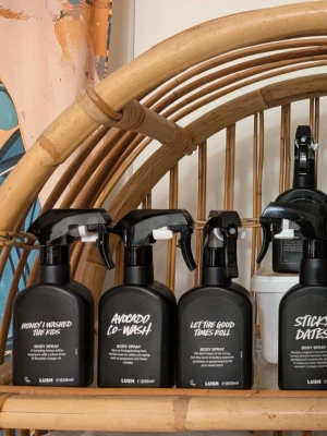 Lush splitpaket  - 3 stycken 10 ml glasdekanter med spray ✨️Välj bland dessa dofter Avocado Co-Wash, Let The Good Times Roll, Sticky Dates, Grape Soda, Strawberry Feels Forever, Sex bomb,Milky bath, Snow Fairy och The Comforter. 