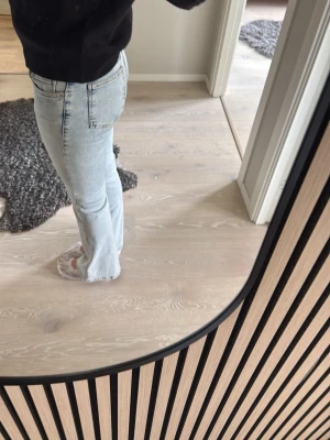 Ljusblå bootcut jeans med låg/medel midja - Säljer ett par ljusblå jeans. Dessa jeans formar verkligen din kropp och är perfekta för dig som gillar stretchiga material. Har aldrig kommit till användning🌸