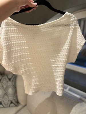 Vit ribbad topp med kort ärm - Superfin vit topp med ribbad struktur och korta ärmar. Toppen är från Nelly i storleken xs och är off shoulder. Nästan aldrig använd.  