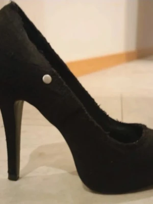 ASH Denim pumps stilettklackar!  - Nya Denim pumps från ASH med 12,5 höga stilettklackar och framplatån 2 cm. Eleganta snygga sexiga och  samtidigt så tuffa! Oanvända och Dom är INTE trasiga, modellen ser ut så här. Skickas eller möta upp i Stockholm City. 