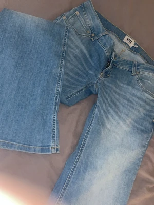 Lågmidjade bootcut jeans  - Jeansen är ifrån lager 157 nypris 400kr storlek L/Xl sitter som en L 
