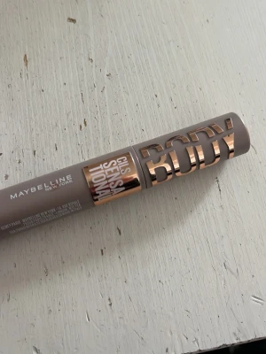 Maybelline Mascara - Maybelline Lash Sensational Mascara BODY har en stilren beige tub med metallic detaljer och en svart plastborste som ger volym och separation. Perfekt för att framhäva fransarna med intensiv svart färg och snygg finish. Endaste testad en gång så den är helt ny. Pris kan diskuteras 