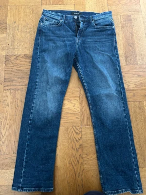 Blå raka jeans från Replay |Model: Thad| - Snygga blå jeans från Replay med rak passform och klassisk femficksdesign. Jeansen har en lätt tvättad look och är tillverkade i bomull. Perfekta för en avslappnad och stilren outfit. Nästan aldrig använda